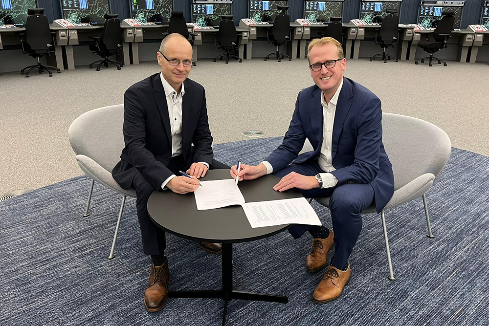 Ronald Dubbeldam, Manager ATM Systems bei LVNL und Andreas Pötzsch, Geschäftsführer der DFS Aviation Services GmbH, trafen sich zur Unterzeichnung des Rahmenvertrags persönlich im Center Amsterdam.
