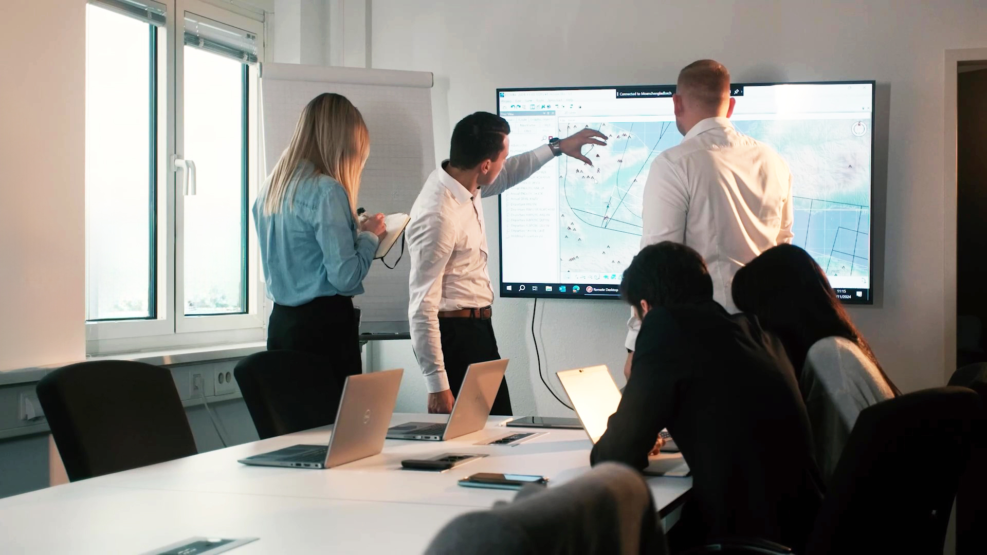 DAS Consultancy team working.