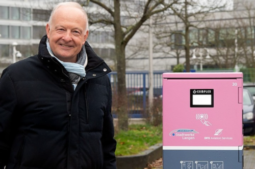 Pierre Hermann, Managing Director of DFS Aviation Services, at the new charging station at the DAS headquarters.